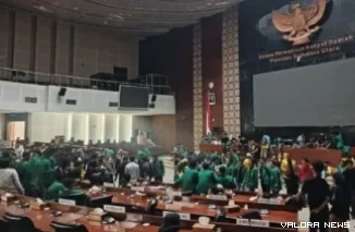 Suasana mahasiswa dari berbagai elemen, menduduki ruang rapat utama kantor DPRD Sumatera Utara dalam aksi demo, Senin sore. (humas)
