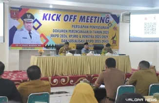 Sekda Agam, Edi Busti memberikan arahan pada kegiatan Kick Off Meeting persiapan penyusunan dokumen perencanaan tahun 2025 di Lubuk Basung, Senin. (humas)