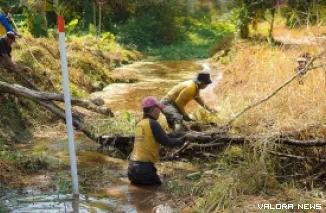 Supertim Pasukan Kuning tengah membersihkan drainase dari endapan sampah, Kamis, dalam rangka mengantisipasi banjir yang kerap terjadi setiap kali hujan lebat mengguyur. (humas)