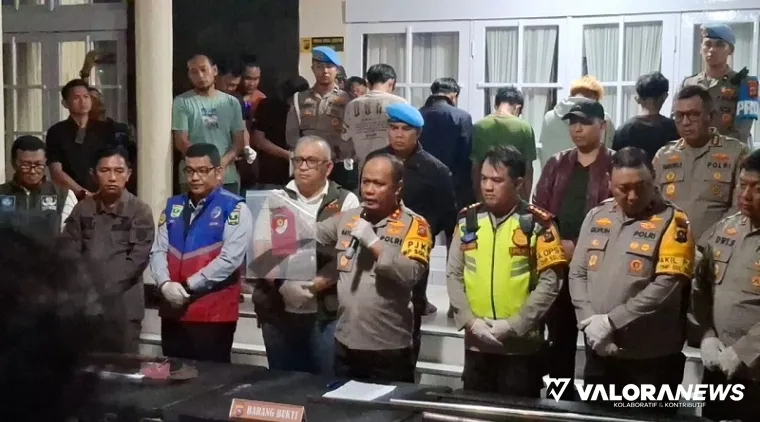 Kapolda Sumbar, Irjen Pol Gatot Tri Suryanta perlihatkan 4 pelaku penusukan bintara polisi yang berdinas di Polresta Padang, di rumah dinas Kapolda Sumbar, Sabtu. (veri rikiyanto)