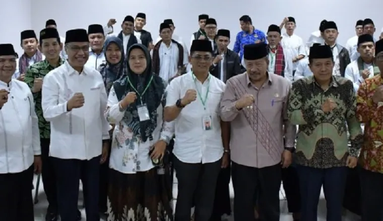 Bupati Agam, Andri Warman foto bersama dengan Akmal Hadi (Ketua Tanfidziyah PCNU Agam) dan peserta PD PKPNU Angkatan I yang digelar di Mess UNP Belakang Balok, Bukittinggi, Jumat. (humas)