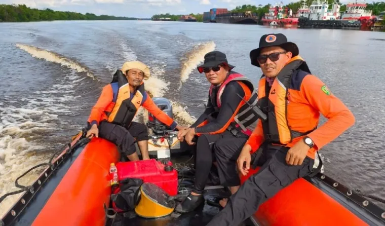 Tim SAR Pekanbaru, menyusuri perairan untuk mencari Mohammad Zafir, warga negara Malaysia yang terjatuh dari tugboat MCL Power 2, di Teluk Kentari, Rantau Panjang, Kabupaten Siak, Ahad. (humas)