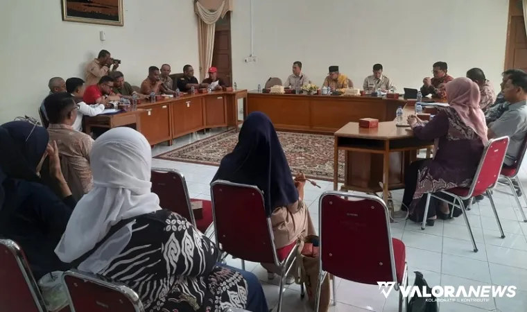 Bupati Agam, Andri Warman memimpin audiensi sekaligus silahturahmi dengan Pengurus Perwana dan PPDI Kabupaten di Mess Pemkab Agam Belakang Balok Bukittinggi, Sabtu. (humas)