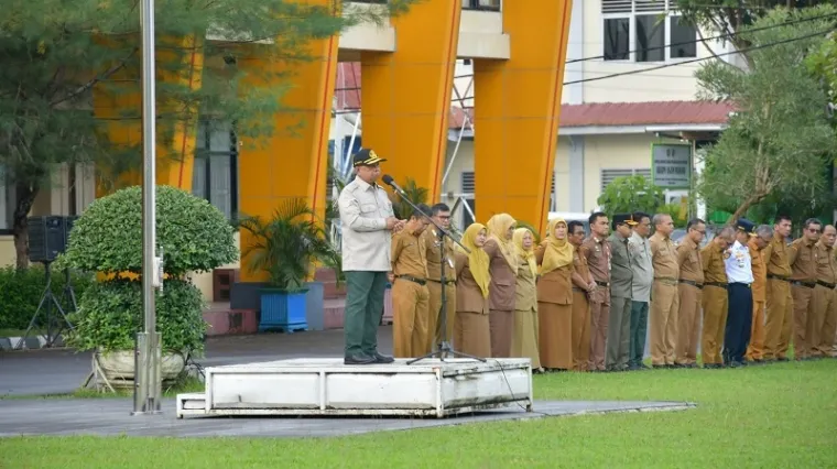 Sekda Agam, Edi Busti menyampaikan amanat pada kegiatan apel gabungan di halaman kantor bupati Agam, Senin. (humas)