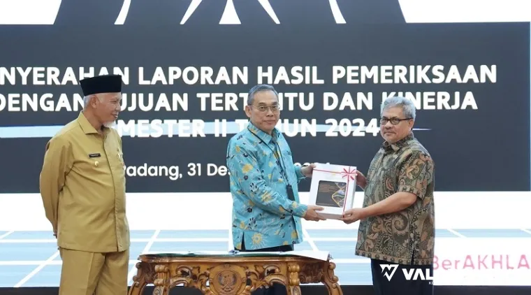 Ketua DPRD Sumbar, Muhidi menerima berkas LHP BPK Sumbar dengan Tujuan Tertentu dan Kinerja Semester II Tahun 2024, di Kantor BPK Perwakilan Sumbar, Selasa. (humas)