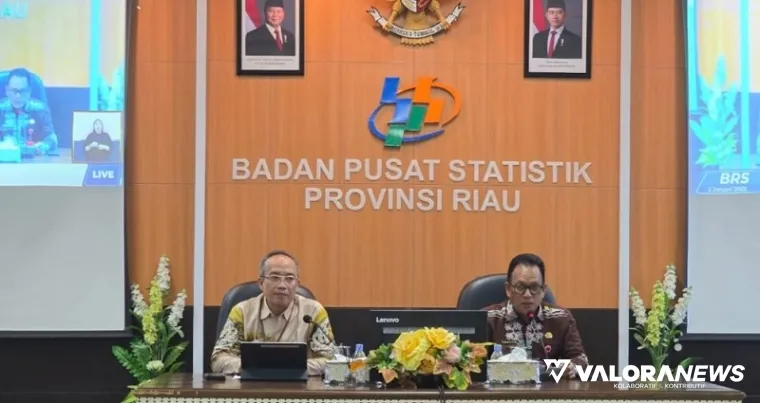 Kadiskominfotik Riau, Ikhwan Ridwan bersama Asep Riyadi (Kepala BPS Riau) pada kegiatan rilis berita statistik periode Desember 2024, di Aula Lantai 3 Kantor Badan Pusat Statistik (BPS) Riau, Kamis. (humas)