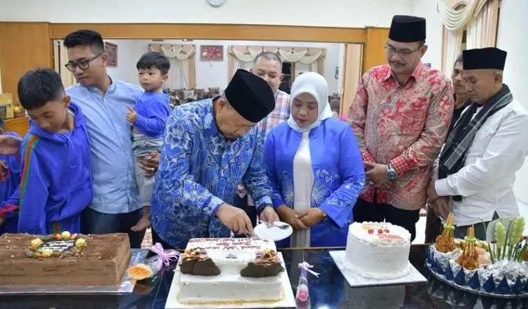 Bupati Agam, Andri Warman memotong kue ulang tahun pada perayaan hari lahirnya yang ke-62 di Mess Pemkab Agam Belakang Balok, Sabtu malam. (humas)