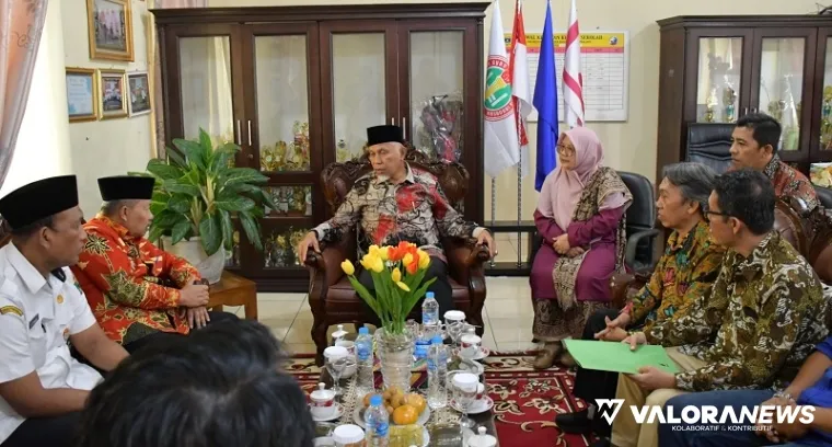 Gubernur Sumbar, Mahyeldi dengarkan paparan Bupati Agam, Andri Warman dan pengurus Perkab Sumsel, sekaitan wacana pembentukan lembaga itu secara nasional, di Padang Panjang, Rabu. (humas)