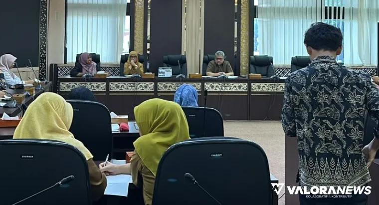 Ketua DPRD Sumbar, Muhidi dengarkan aspirasi NPWCC Sumatera Barat, dalam dialog yang digelar di Ruang Khusus II DPRD Sumbar, Senin. (humas)