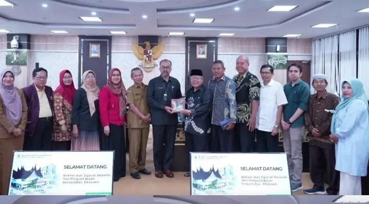 Pj Sekretaris DPRD Sumbar, Maifrizon foto bersama dengan Rektor Unes, Prof Sufyarma Marsidin dan civitas akademika lainnya, usai berdialog dengan perpustakaan modern, di ruang khusus I, Selasa. (humas)