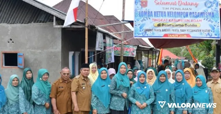 Ketua Tim Penilai dari TP PKK Agam, Yennita foto bersama dengan pengurus Dasawisma Dahlia Jorong Panta, Nagari Panta Pauah, Kecamatan Matur, Senin. (humas)