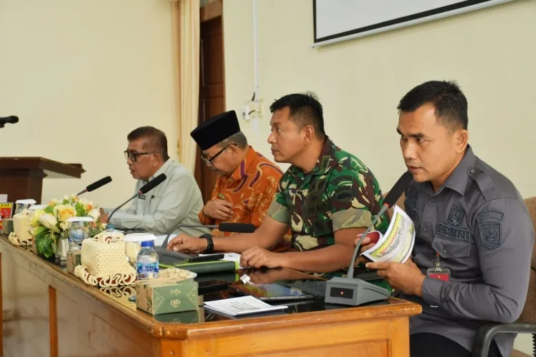 Bupati Agam, Andri Warman bersama Dandim 0304/Agam, Letkol Bayu Ardhitya Nugroho, Kepala Dinas PMN Agam, Handria Asmi saat rapat gabungan pelaksanaan TMMN ke-123 di Mess Pemkab Agam Belakang Balok Bukittinggi, Kamis. (humas)
