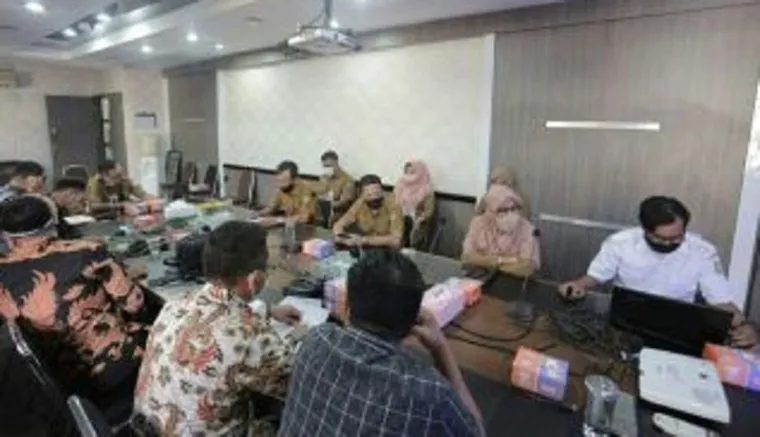 Kepala Diskominfotik Riau, Ikhwan Ridwan berdialog dengan rombongan DPRD Agam yang melakukan kunjungan kerja ke Provinsi Riau, Jumat. (humas)