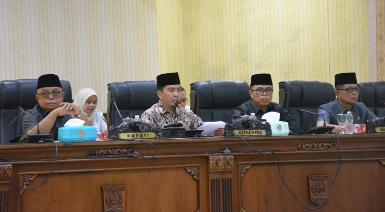 Ketua DPRD Agam, Ilham bersama Edi Busti (Sekda) menandatangani berita acara pengumuman usul pengesahan pengangkatan pasangan calon bupati dan wakil bupati Agam terpilih hasil Pemilihan Serentak Nasional 2024, Benni Warlis-Muhammad Iqbal, Rabu. (humas)