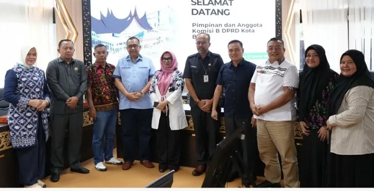 Plt Sekretaris DPRD Sumbar, Maifrizon dan jajaran, foto bersama dengan rombongan Komisi B DPRD Binjai yang melakukan kunjungan kerja ke Sumbar, Rabu. (humas)