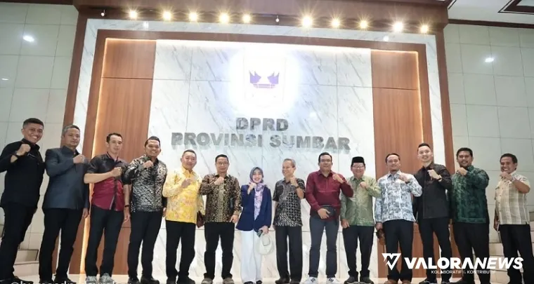 Gabungan pimpinan dan komisi DPRD Muaro Jambi, foto bersama dengan Kabag Persidangan dan Perundang-undangan DPRD Sumbar, Zardi Syahrir, di kantor DPRD Provinsi Sumatera Barat, Jumat. (humas)
