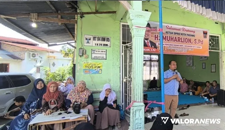 Ketua DPRD Padang, Muharlion foto bersama warga Kompleks Mega Permai, Kelurahan Padang Sarai, usai menyerap aspirasi dalam agenda reses Dapil. (humas)