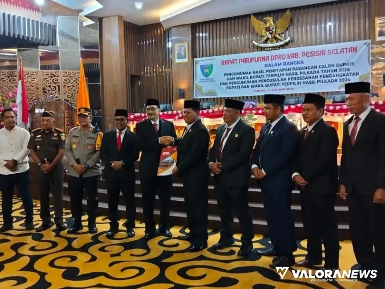 Ketua DPRD Pessel Darmansyah menyerahkan berkas penetapan pasangan Calon Bupati dan Wakil terpilih, periode 2025-2030, kepada H Hendrajoni (Calon Bupati Terpilih), Senin (13/1/2025). FOTO: tusrisep