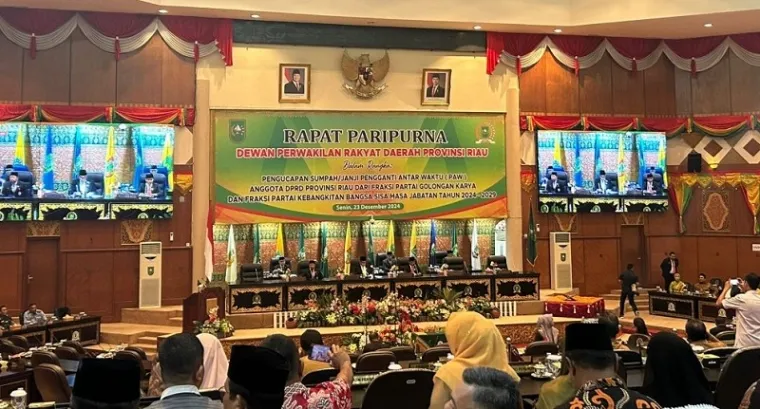 Wakil Ketua DPRD Riau, Perisman memimpin rapat paripurna dengan agenda PAW anggota dewan sisa masa jabatan 2024-2029, Senin. (humas)
