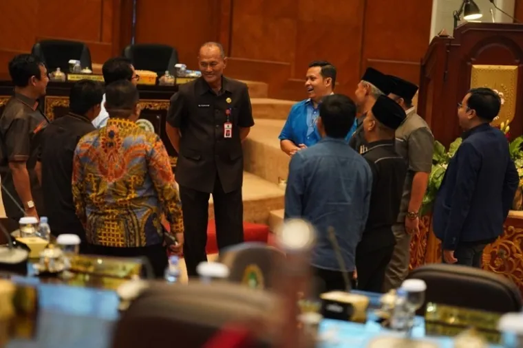 Ketua DPRD Riau, Kaderismanto bersama Pj Sekda, Taufiq OH dan pimpinan dewan lainnya, jelang rapat paripurna yang digelar, Kamis. (humas)