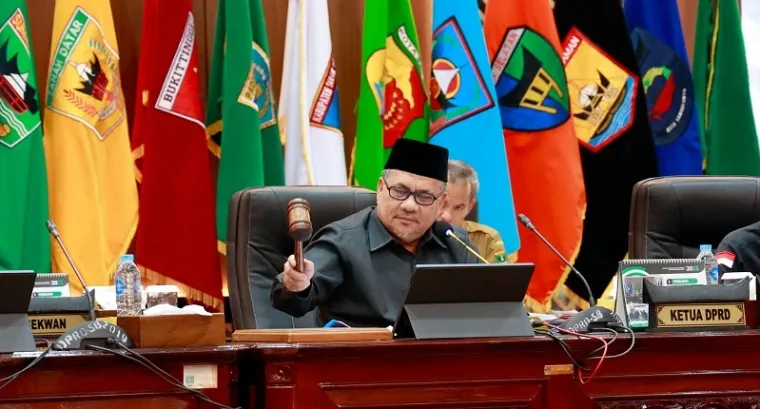 Ketua DPRD Sumbar, Muhidi memimpin rapat paripurna dengan agenda pengesahan Ranperda tentang Pengelolaan Sampah, Selasa. (humas)