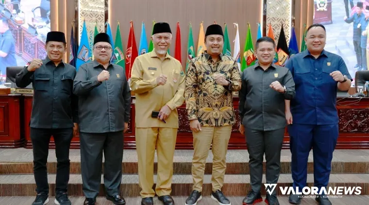 Ketua DPRD Sumbar, Muhidi didampingi wakil ketua, Evi Yandri, Nanda Putra dan M Iqra Chissa, foto bersama pasangan Mahyeldi-Vasco Ruseimy usai sidang paripurna, Selasa. (humas)