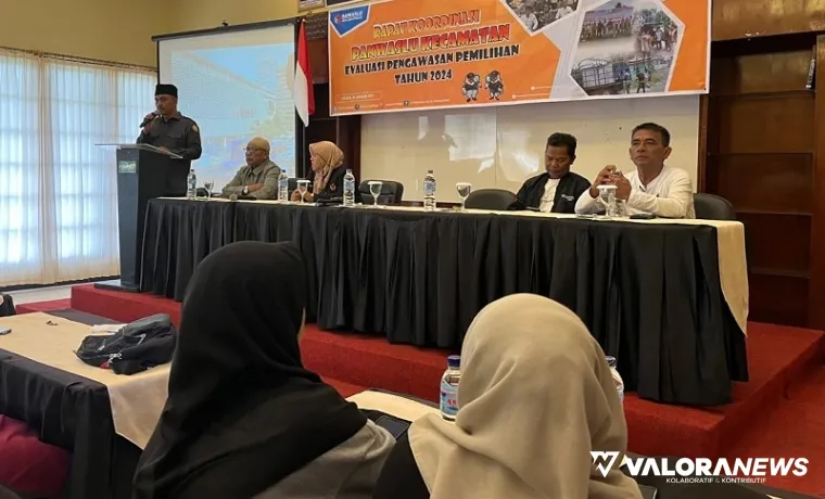 Ketua Bawaslu Bukittinggi, Ruzi Haryadi membuka Rapat Koordinasi Panwaslu Kecamatan Evaluasi Pengawasan Pemilihan Tahun 2024, Selasa. (hamriadi)