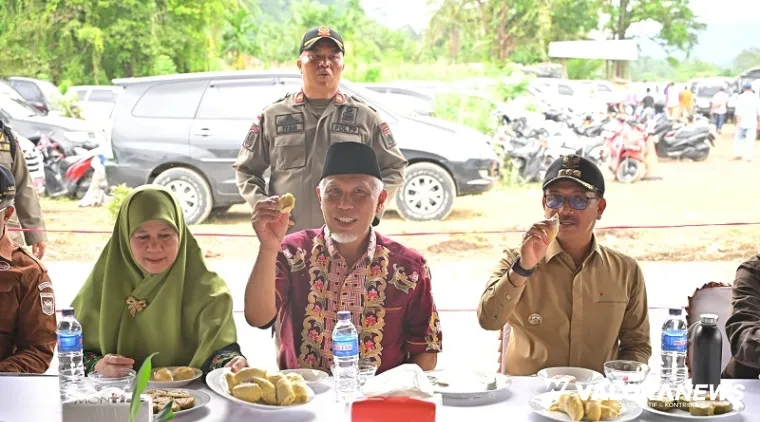 Gubernur Sumbar, Mahyeldi didampingi Harneli Bahar (Ketua TP PKK Sumbar) dan Khairunas (Bupati Solsel) mencicipi durian khas Solok Selatan pada Festival Durian ke-4 di Pulau Mutiara, Nagari Lubuk Gadang Utara, Kecamatan Sangir, Sabtu. (humas)