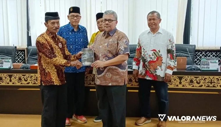 Ketua DPRD Sumbar, Muhidi menerima buku Lembaga Adat Nias (Lekanis) Padang usai audiensi di ruang khusus I, Rabu. (humas)