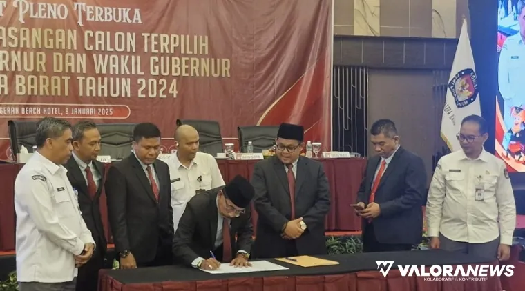 Ketua KPU Sumbar, Surya Efitrimen menandatangani Surat Keputusan No 3 Tahun 2025 tentang Penetapan Calon Gubernur dan Wakil Gubernur Terpilih Tahun 2024, usai rapat pleno terbuka, Kamis. (humas)