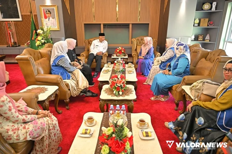 Gubernur Sumatera Barat, Mahyeldi menerima audiensi ketua IWAPI Sumbar, Maria Ulfa dan jajaran, di ruang kerja gubernur, Jumat. (humas)