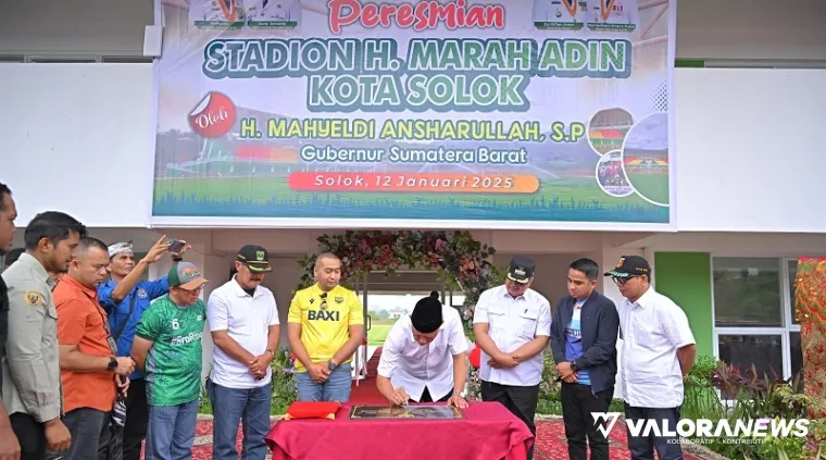 Gubernur Sumbar, Mahyeldi menandatangani prasasti peresmian Stadion Marah Adin di Kota Solok, Ahad. (humas)