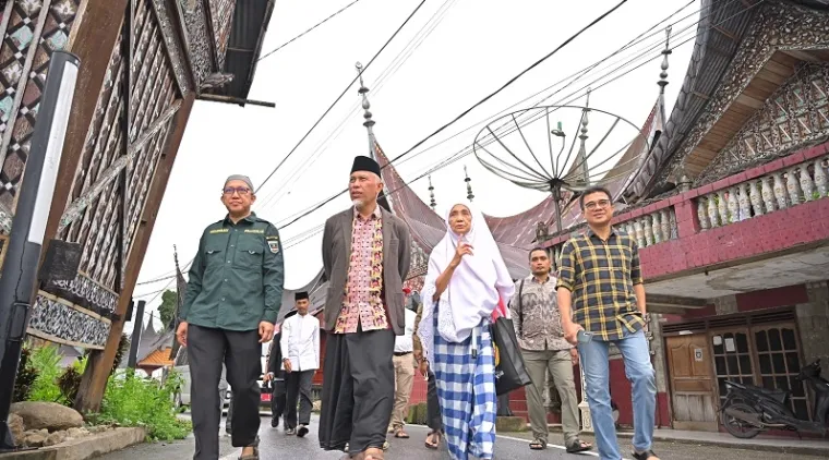 Gubernur Sumbar, Mahyeldi didampingi Yozawardi (Pj Sekdaprov) berkeliling kawasan Seribu Rumah Gadang didampingi warga setempat, Sabtu pagi. (humas)