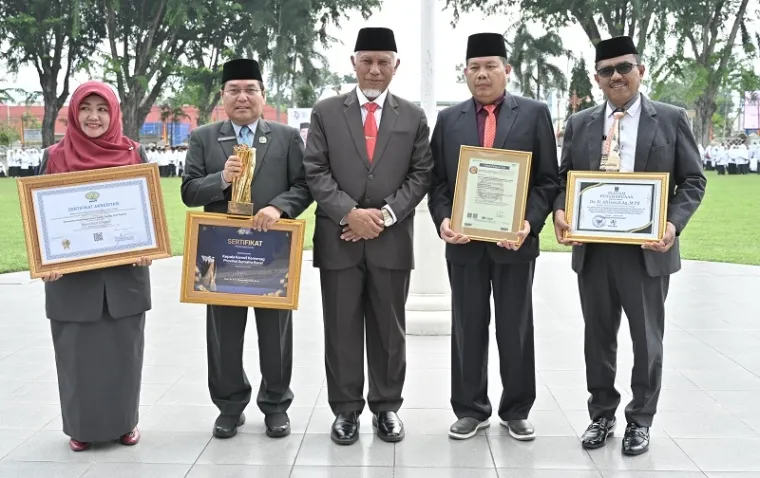 Gubernur Sumbar, Mahyeldi foto bersama peraih penghargaan satyalencana pengabdian usai upacara HAB ke-79 di Halaman Kantor Gubernur Sumbar, Jumat. (humas)