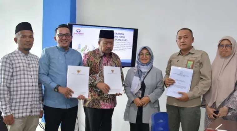 Pjs Kepala Perwakilan Ombudsman Sumbar, Meilisa Fitri Harahap, menyampaikan LHP dugaan maladministrasi penyimpangan prosedur oleh BKSDA Sumatera Barat terkait perizinan pendakian TWA Gunung Marapi pada Bupati Agam dan Tanah Datar serta Kepala BKSDA, Jumat