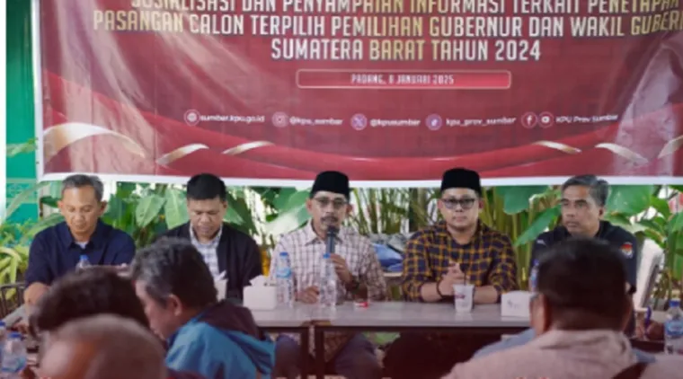 Ketua KPU Sumbar, Surya Efitrimen memberikan keterangan pers pada puluhan wartawan dari media cetak, elektronik dan siber pada agenda temu media pertama KPU Sumbar di tahun 2025, Rabu siang. (humas)