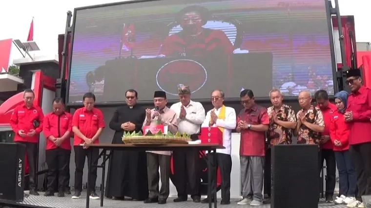 Wakil Wali Kota Padang terpilih yang juga Dewan Mesjid (DM) Padang, Maigus Nasir memimpin doa pada perayaan HUT ke-52 PDI Perjuangan di kawasan Ulak Karang, Jumat siang. (humas)