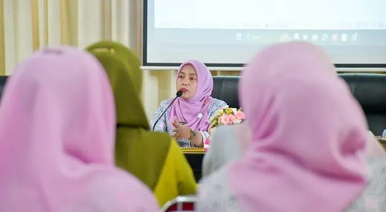Ketua TP-PKK Agam, Yennita memimpin rapat koordinasi bersama Organisasi Perangkat Daerah (OPD) terkait di aula utama Kantor Bupati Agam, Lubuk Basung, Rabu. (humas)