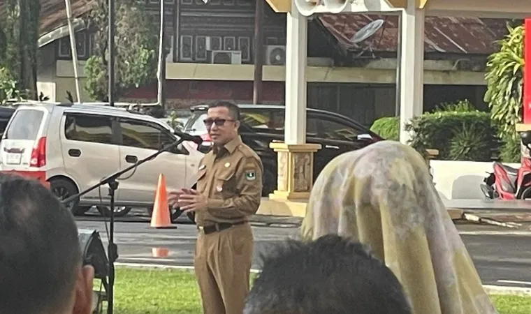 Pj Sekdaprov Sumbar, Yozawardi Usama Putra memberikan arahan pada apel Senin pagi di halaman kantor gubernur. (humas)
