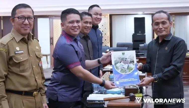 Wakil Ketua DPRD Sumbar, M Iqra Chissa Putra menerima pandangan akhir fraksi PKS yang disampaikan jurubicaranya, Mokhlasin dalam rapat paripurna, Selasa. (humas)