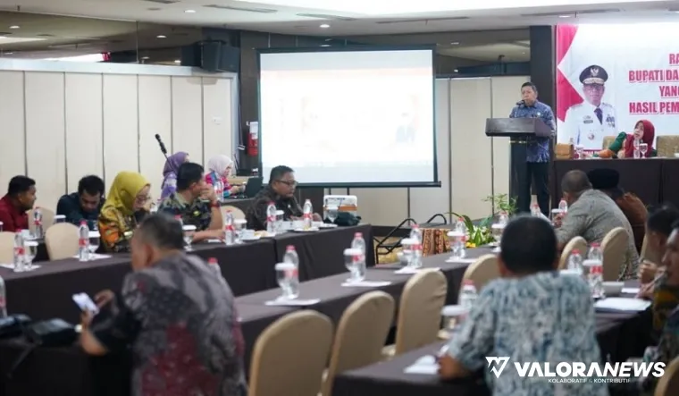 Asisten I Sekretariat Daerah Provinsi Riau, Zulkifli Syukur memberikan arahan pada rapat persiapan pelantikan kepala daerah terpilih hasil pemilihan serentak 2024, di Pekanbaru, Kamis. (humas)