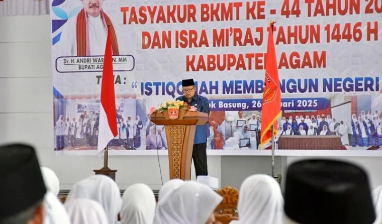 Bupati Agam, Andri Warman memberikan sambutan pada kegiatan peringatan Isra Mi&#039;raj Nabi Muhammad SAW di Balairung Rumah Dinas Bupati Agam, Ahad. (humas)