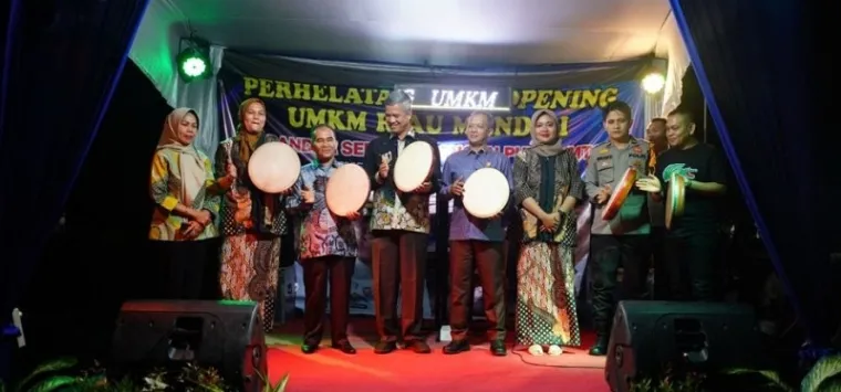 Asisten II Setdaprov Riau, M Job Kurniawan bersama Kepala Dinas Koperasi dan UMKM Pekanbaru, Sarbaini dan jajaran, saat peresmian Koperasi UMKM Riau Mandiri Bandar Serai Purna MTQ, Jalan Sudirman, Pekanbaru, Senin malam. (humas)