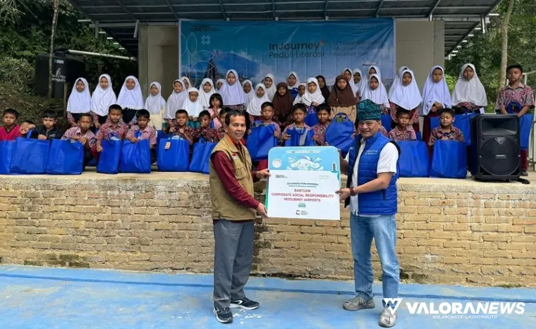 PGS GM InJourney Airports, Hastanto secara simbolis menyerahkan bantuan program sosial bertajuk InJourney Peduli Literasi di Kecamatan Kamang Magek, Agam, Rabu. (humas)