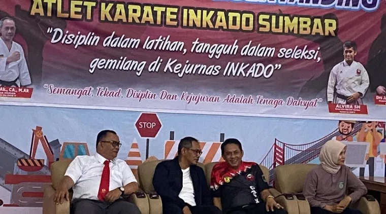 Ketua Umum Pengprov Inkado Sumbar, Evi Yandri (dua dari kanan) didampingi Ketua Harian, Ulya (jaket hitam) saat pembukaan seleksi TC Berjalan Tahun 2025 di aula Balai Jalan Nasional di kawasan Jati, Padang, 26 Januari 2025. (istimewa)
