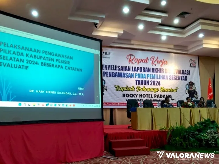 DR Hary Efendi Iskandar, Akademisi Universitas Andalas (tengah) di Rapat Kerja Penyelesaian Laporan Akhir, dan Evaluasi Pengawasan, Pada Pemilihan Serentak Tahun 2024, dilaksanakan Bawaslu Pessel, di Padang, Sabtu (25/1/2025). FOTO: tusrisep