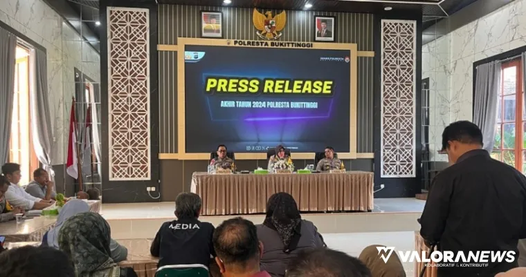 Kapolresta Bukittinggi, Kombes Pol Yessi Kurniati didampingi Wakapolresta dan Kabag Ops, memberikan keterangan pers akhir tahun 2024, Selasa. (hamriadi)