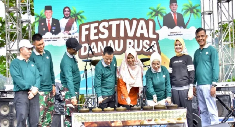 Pj Bupati Kampar, Hambali didampingi Kadis Pariwisata dan Kebudayaan, Zamhur dan jajaran, pada pembukaan Festival Danau Rusa, Senin. (humas)