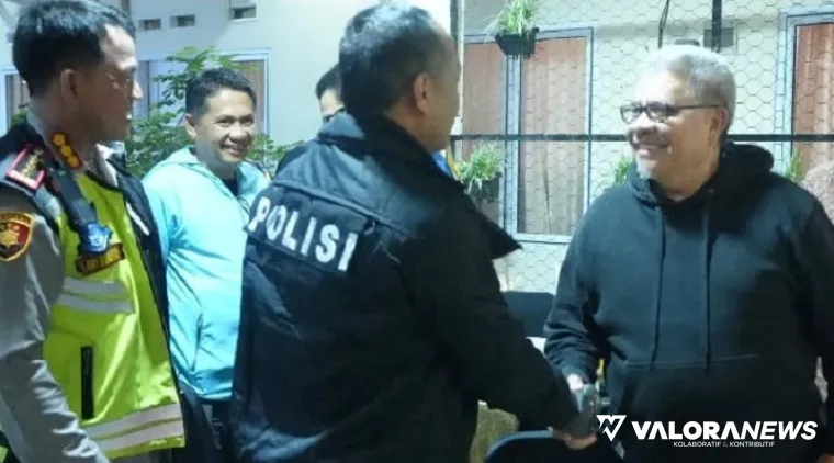 Kapolda Sumbar, Irjen Pol Gatot Tri Suryanta menyambut kedatangan Ketua DPRD Sumbar, Muhidi dan Evi Yandri (wakil ketua) pada kegiatan patroli R2 di Kota Padang, Jumat malam. (humas)