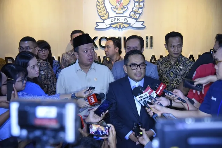 Ketua Komisi II DPR RI, Rifqinizamy Karsayuda saat diwawancara awak media usai rapat kerja dengan Menteri ATR/BPN di ruang rapat Komisi II DPR RI, Senayan, Jakarta, Kamis. (humas)